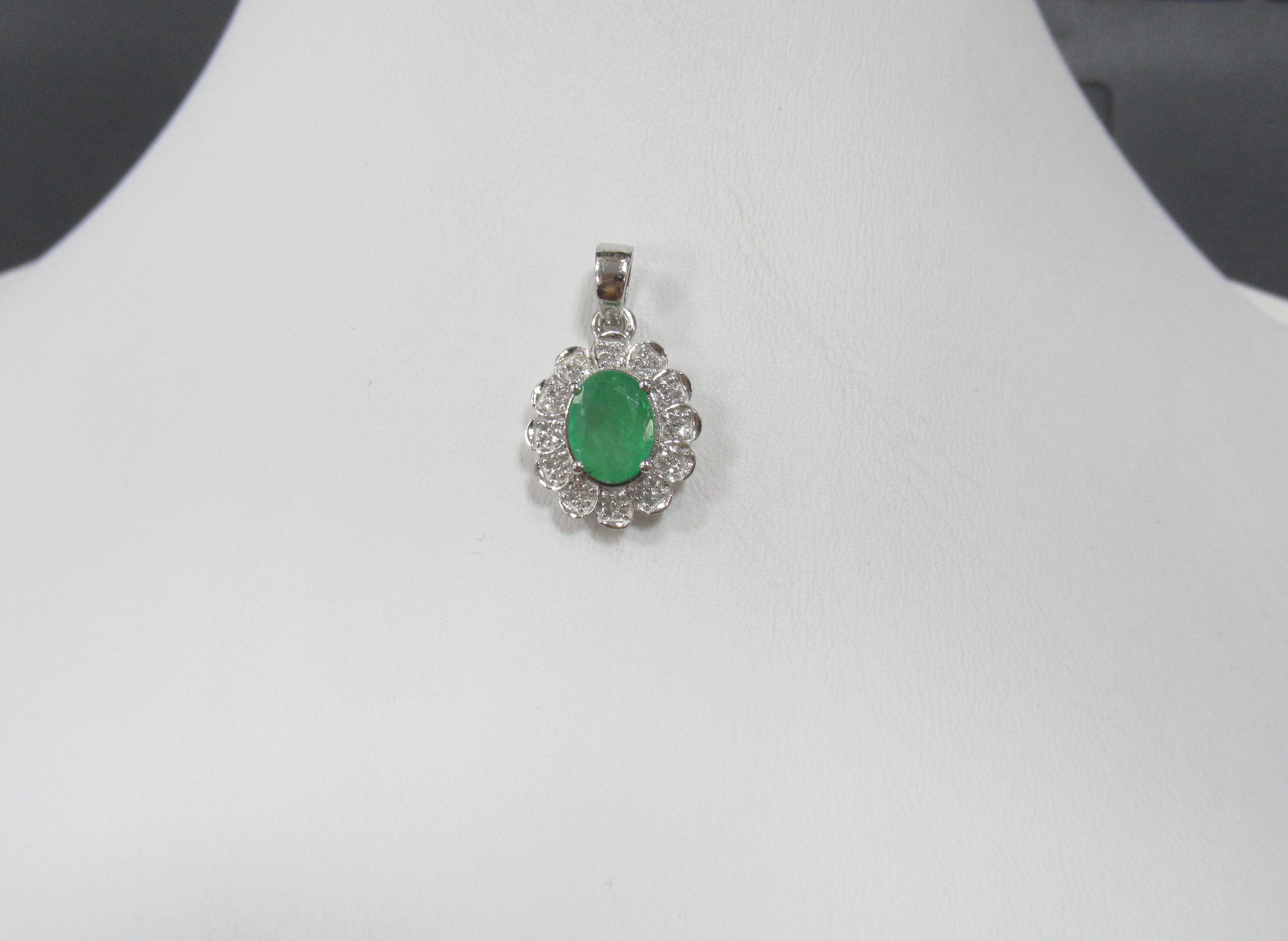 Серебряная подвеска с изумрудом "Цветок"